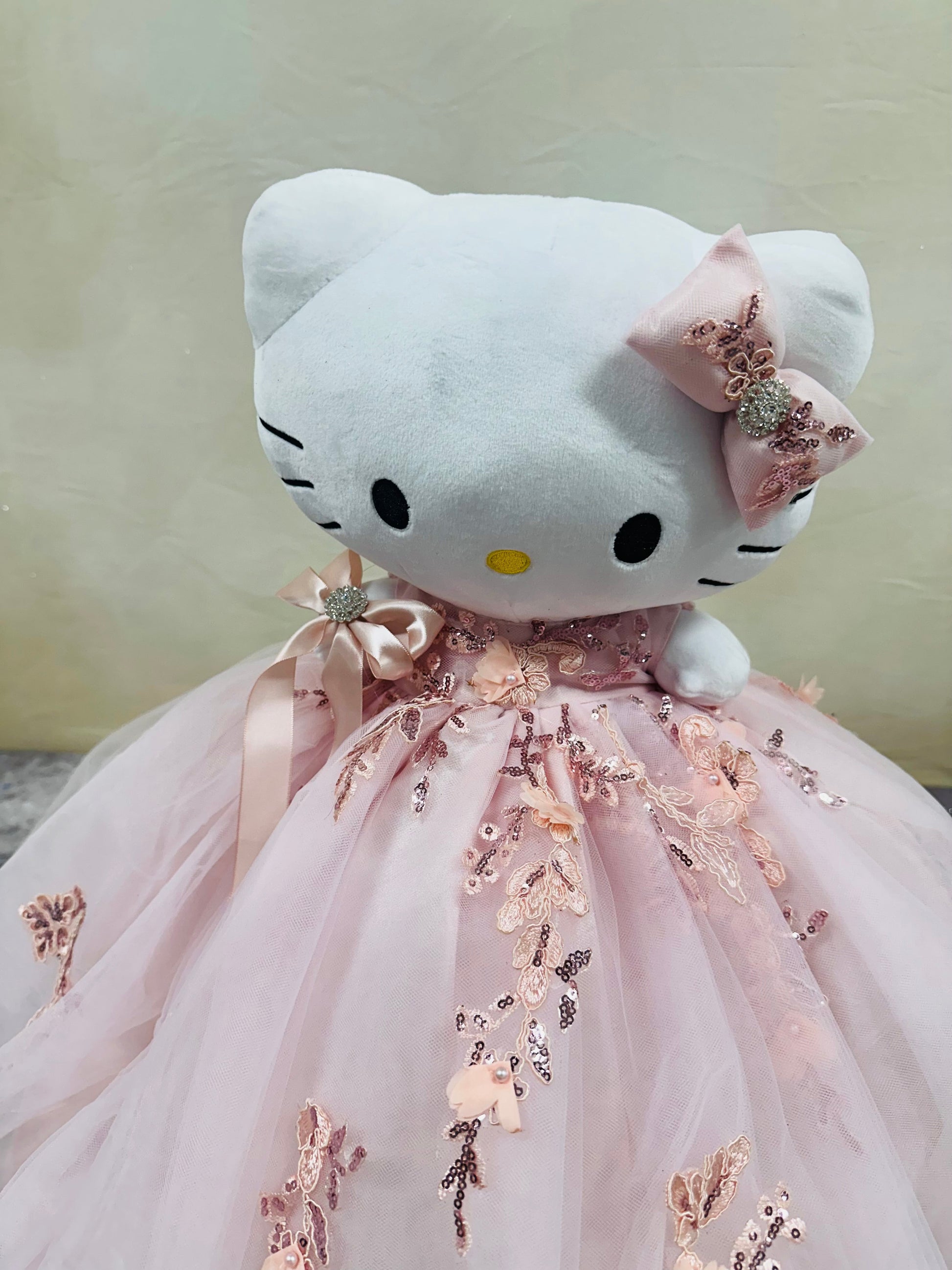 	Delightful Hello Kitty plush doll for quinceañera party, accessible for visually impaired.