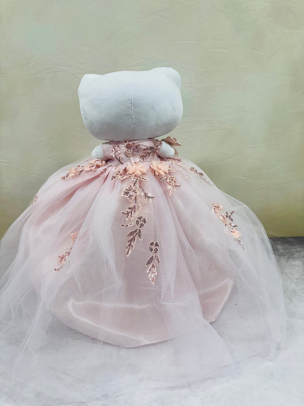  Hello Kitty plush doll for quinceañera part